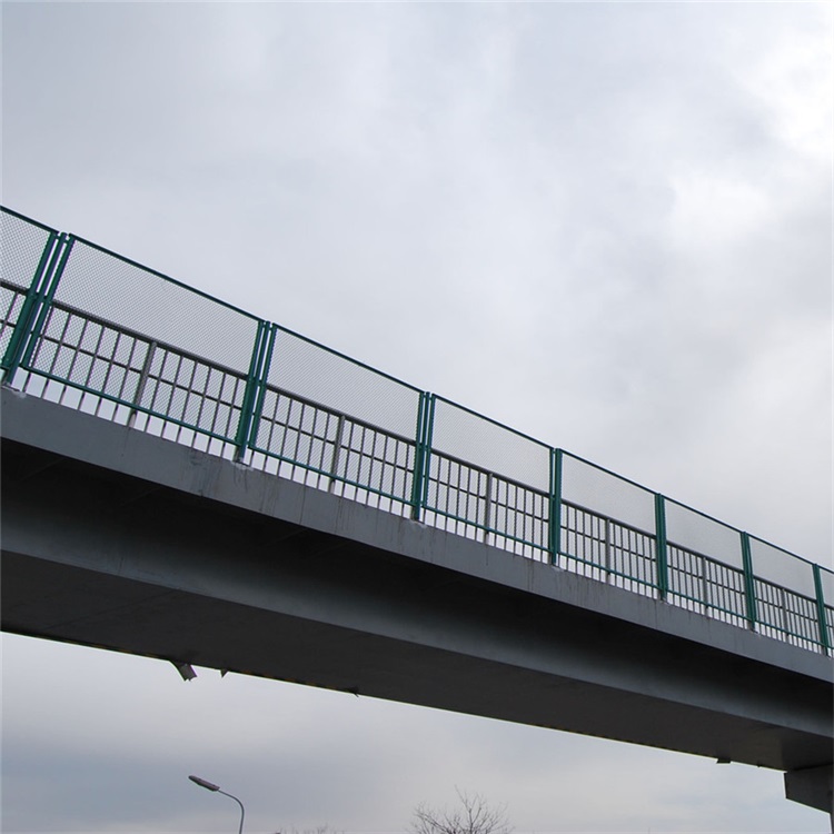 高速公路護欄網如何發揮安全作用
